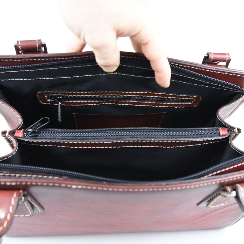 Módna kožená kabelka 8614 ručne tamponovaná a tieňovaná v bordovej farbe