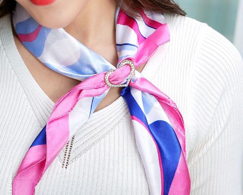 Šperk na šatku v tvare srdiečka v striebornej farbe