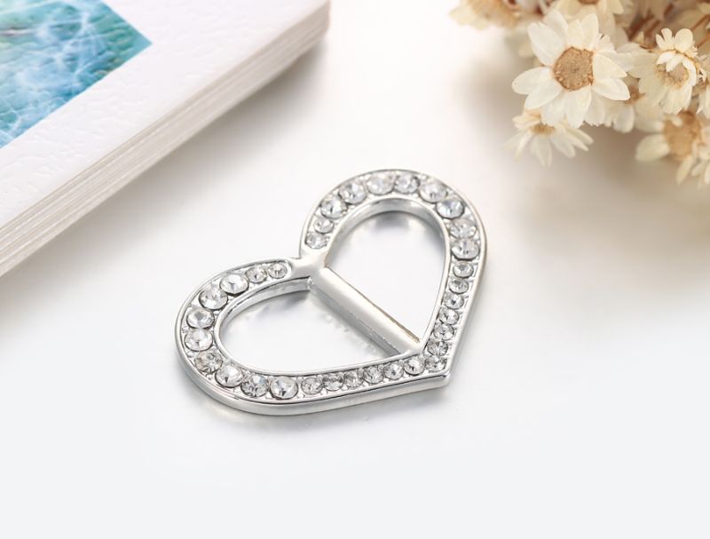 Šperk na šatku v tvare srdiečka v striebornej farbe