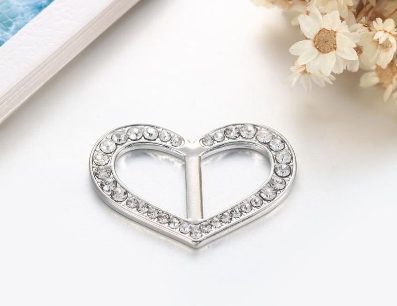 Šperk na šatku v tvare srdiečka v striebornej farbe