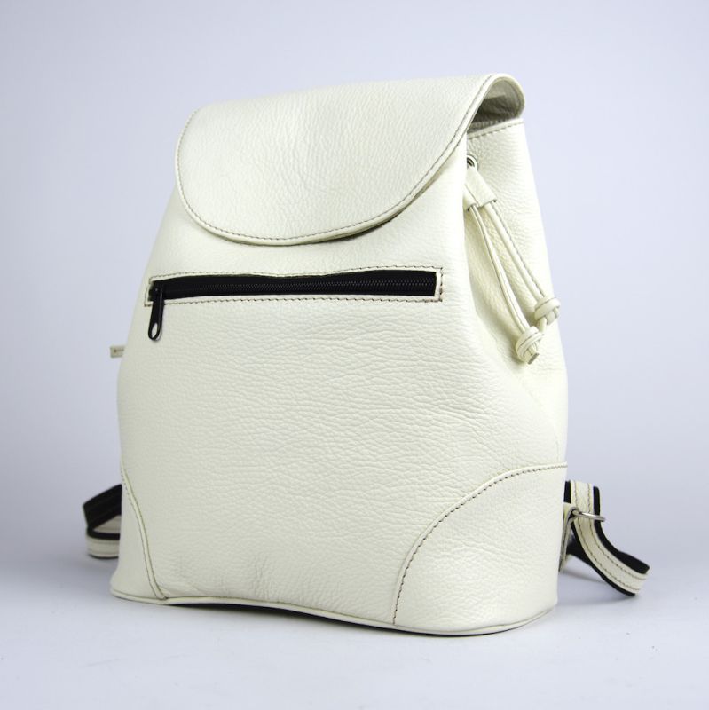 Praktický kožený batoh v krémovej farbe