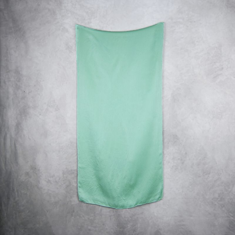 Hodvábny šál SMARAGDOVO-ZELENÝ, Vyrobený na Slovensku, 175 x 45cm