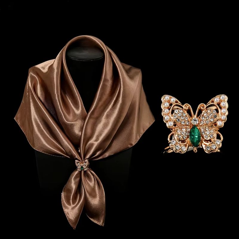 Ozdoba pre šatky alebo šále v zlatej farbe s motýľom