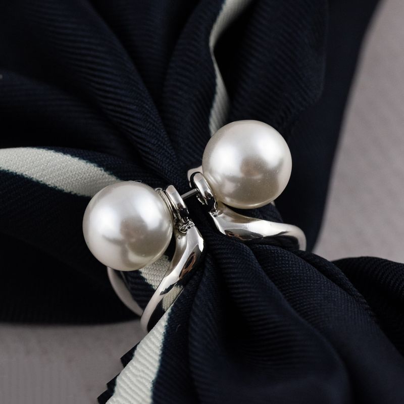 Klipový úchyt na šatku alebo šál v striebornej farbe