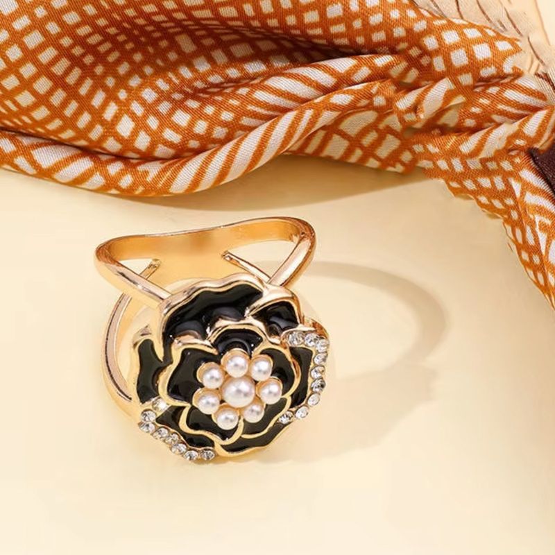 Ozdobná brošna na šatku alebo šál v tvare čiernej kvetiny