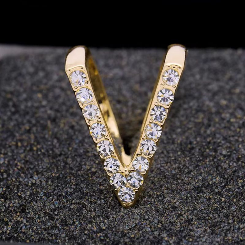 Elegantná ozdoba v tvare V so sklíčkami