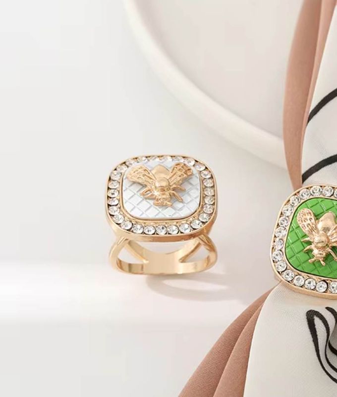 Ozdoba pre šatky alebo šále v podobe zlatej pečate so včielkou