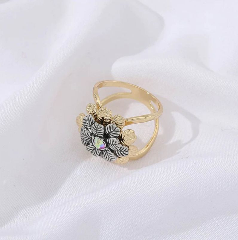 Ozdoba na šatku a šál, zlatá a strieborná kvetina s farebným kryštálom