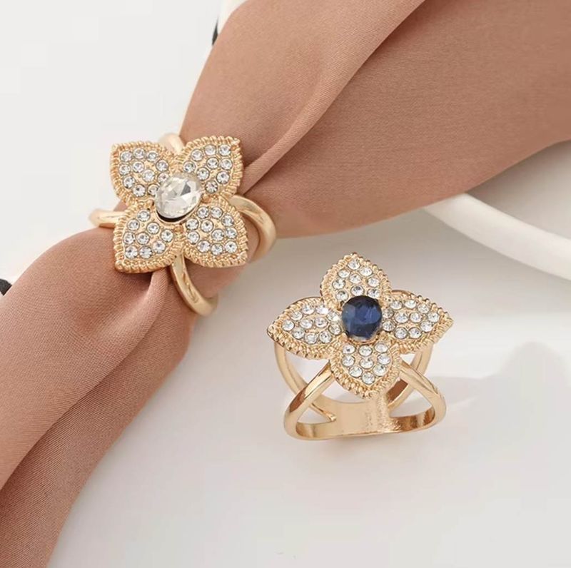 Ozdoba na šatku a šál, zlatý štvorlístok s modrým kryštálom