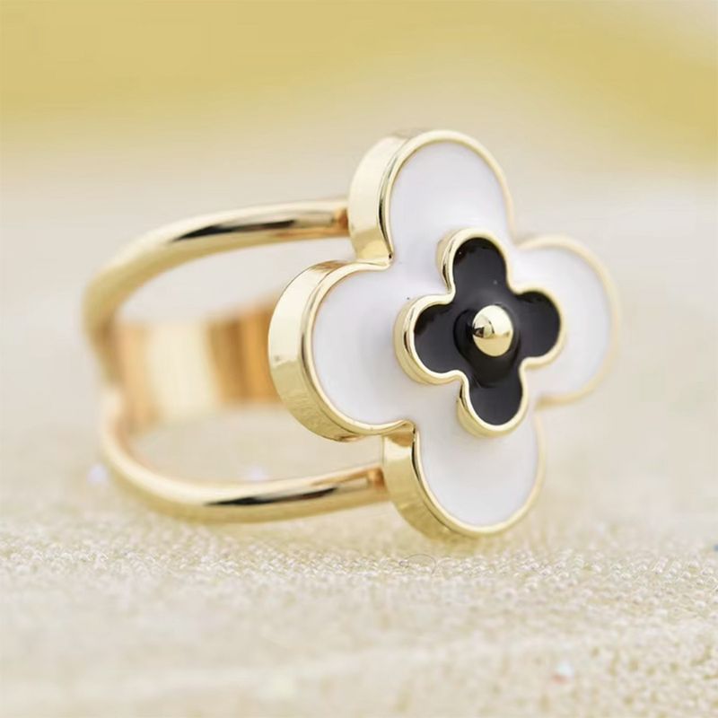 Ozdoba na šatku a šál, biely a čierny smaltovaný štvorlístok