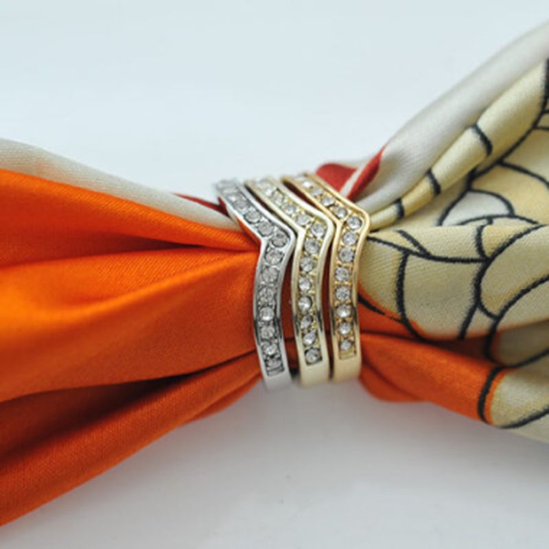 Ozdoba na šatku zložená z troch prsteňov v rôznej farbe