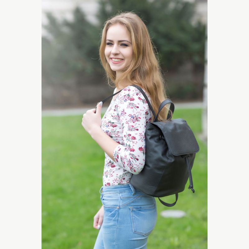 Luxusný kožený ruksak z pravej hovädzej kože č.8659 v čiernej farbe