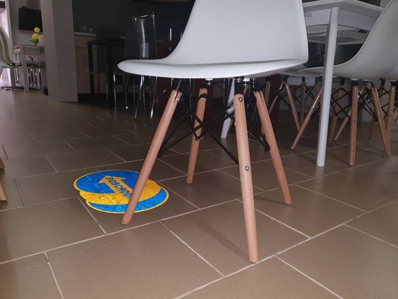 Jedálenská stolička, biely plast, nohy buk, Signal, SAM