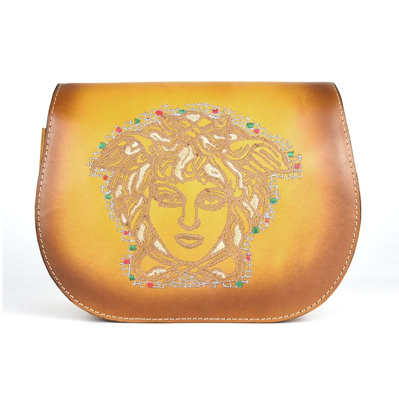 Módna kožená kabelka s výšivkou MEDUSA, ručne tieňovaná v tmavo žltej farbe