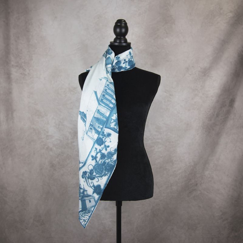 Exkluzívna hodvábna šatka SLOVENSKO TMAVO MODRÁ, 90 x 90cm, Made in SLOVAKIA