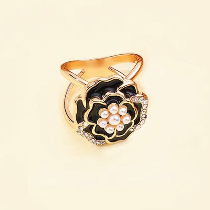 Ozdobná brošna na šatku alebo šál v tvare čiernej kvetiny