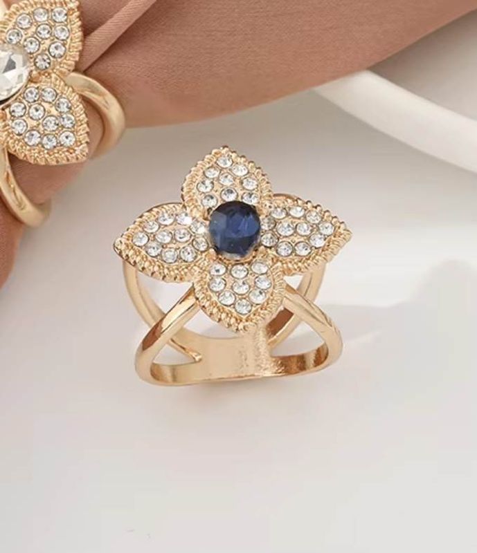 Ozdoba na šatku a šál, zlatý štvorlístok s modrým kryštálom