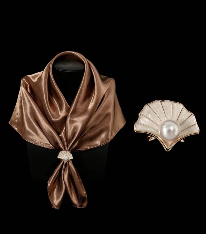 Ozdoba na šatku a šál, zlatá smaltovaná mušlička s perlou