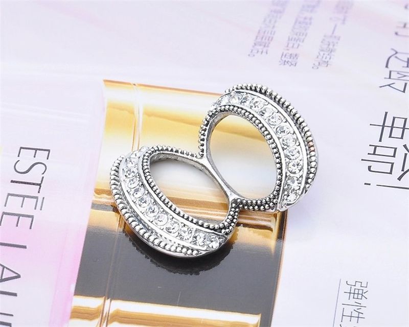 Ozdoba v tvare motýlika v tmavo striebornej farbe