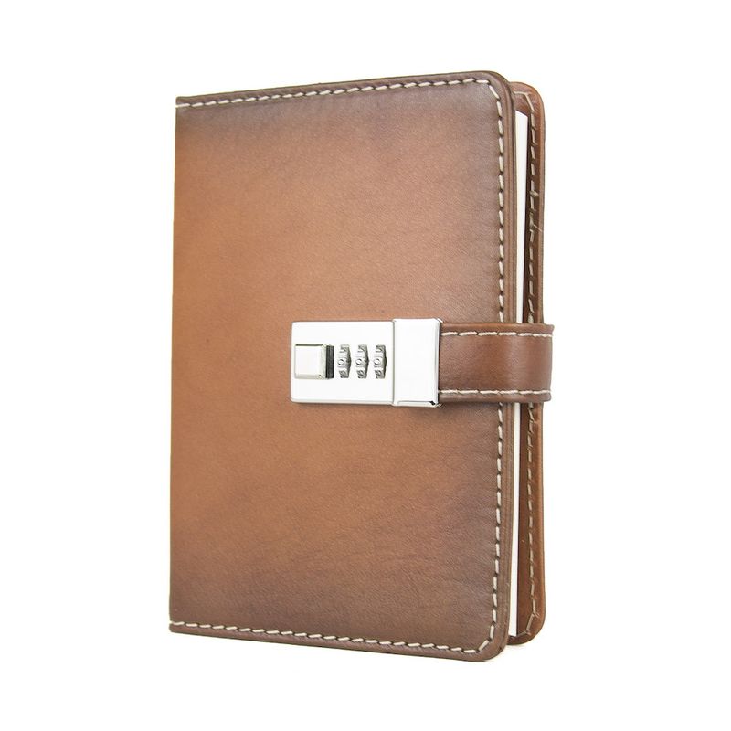 Kožený zápisník MIDDLE s číselným zámkom vo svetlo hnedej farbe, ručne tieňovaný