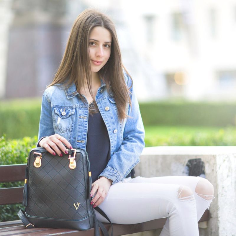 Luxusný kožený ruksak z pravej hovädzej kože so strapcami č.8661 v čiernej farbe