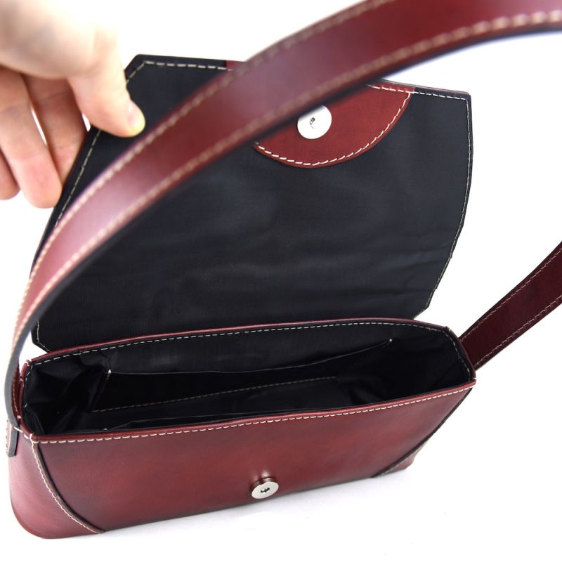 Kožená kabelka ručne tieňovaná v bordovej farbe