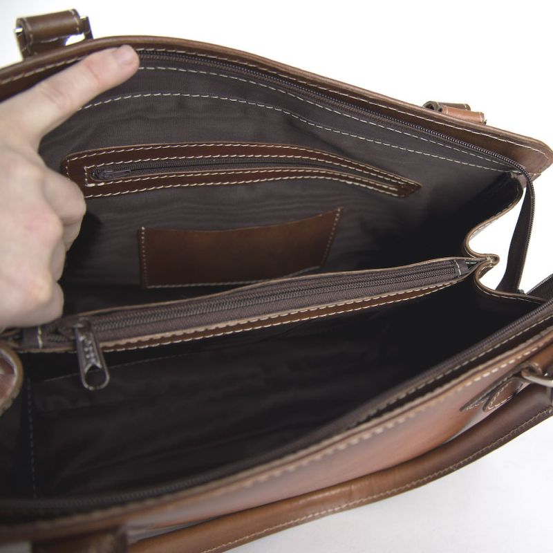 Módna kožená kabelka 8614 ručne tamponovaná a tieňovaná v Cigaro farbe