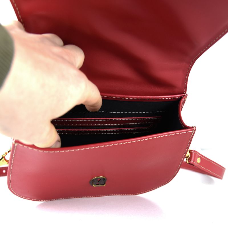 Módna kožená kabelka v červenej farbe