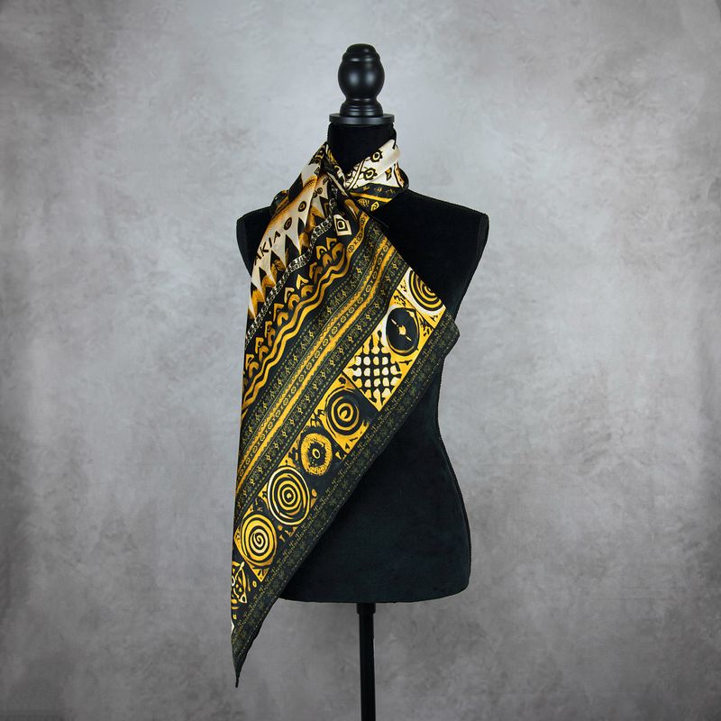 Módna hodvábna šatka ČIČMANY - ČIERNO-ZLATÉ, 90 x 90cm, MADE IN SLOVAKIA
