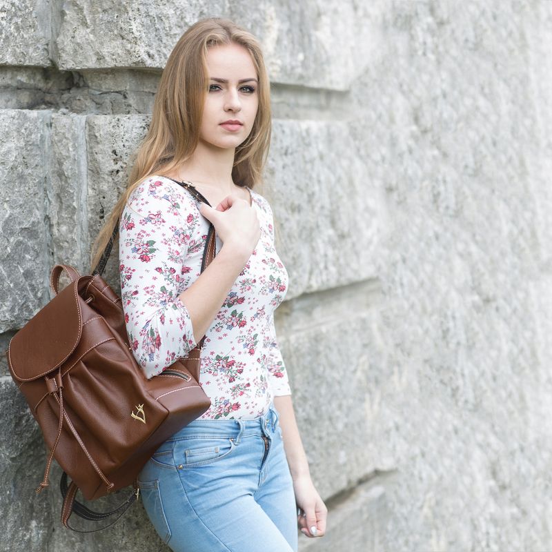 Módny kožený ruksak z pravej kože č.8665 v Senape farbe