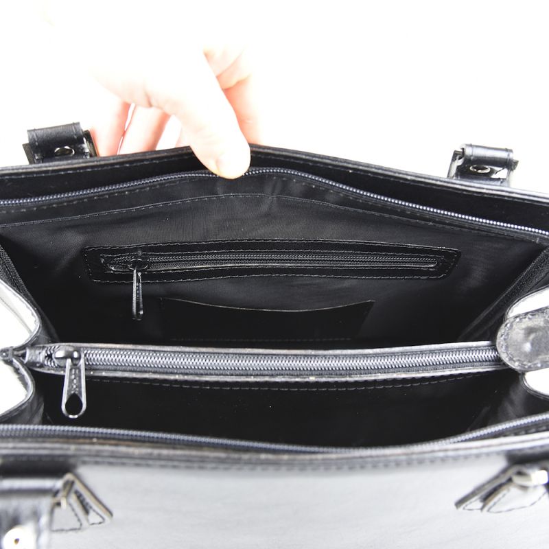 Módna kožená kabelka 8614 v čiernej farbe